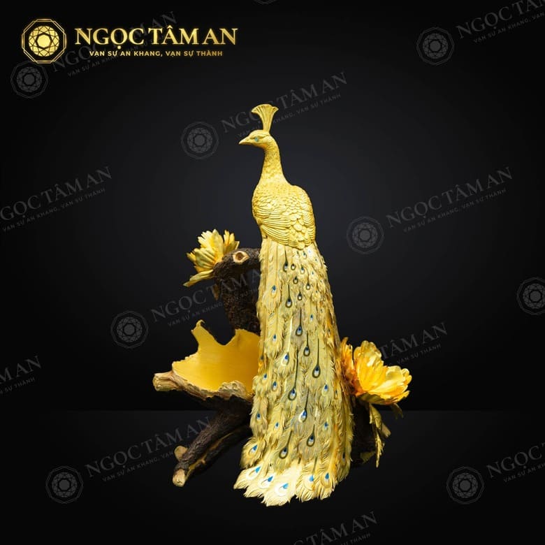 Tượng chim công dát vàng của Ngọc Tâm An 