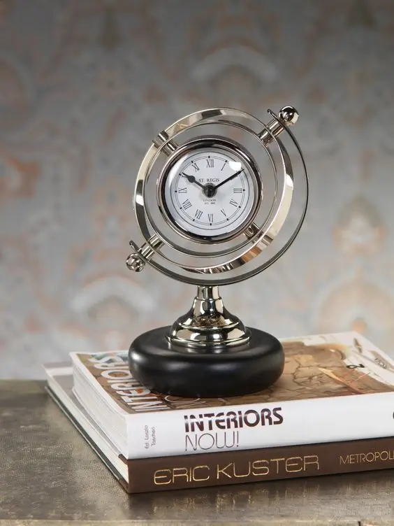 2 dong ho de ban sang trong