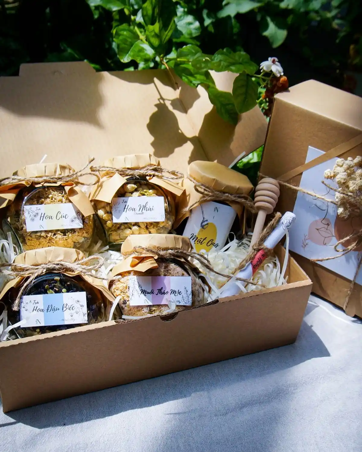 Hộp trà thảo mộc gồm trà hoa cúc, hoa nhài, mật ong, đậu biếc…