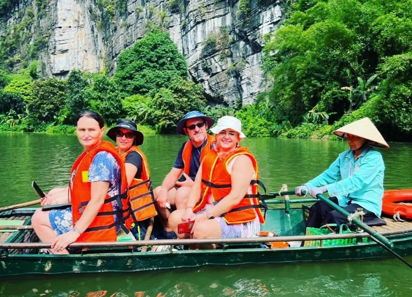 Du khách nước ngoài trải nghiệm đi thuyền Tràng An - Ninh Bình