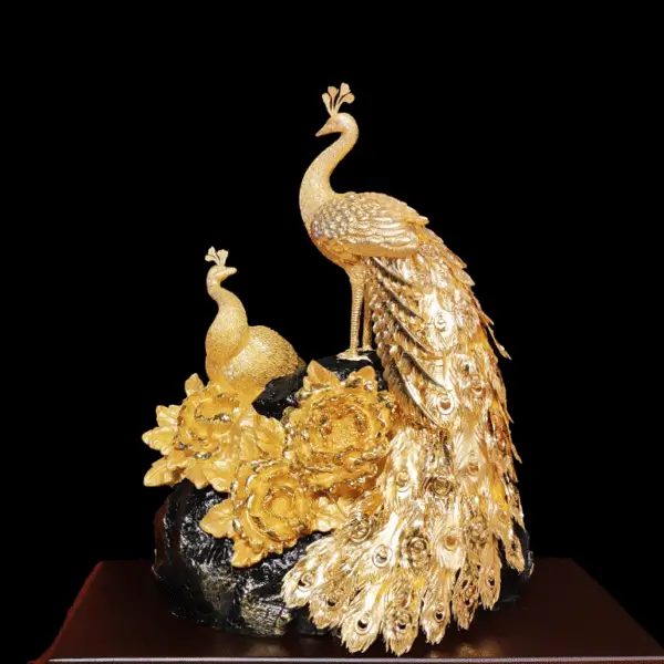 Tượng đôi chim công dát vàng “Phú quý cát tường”