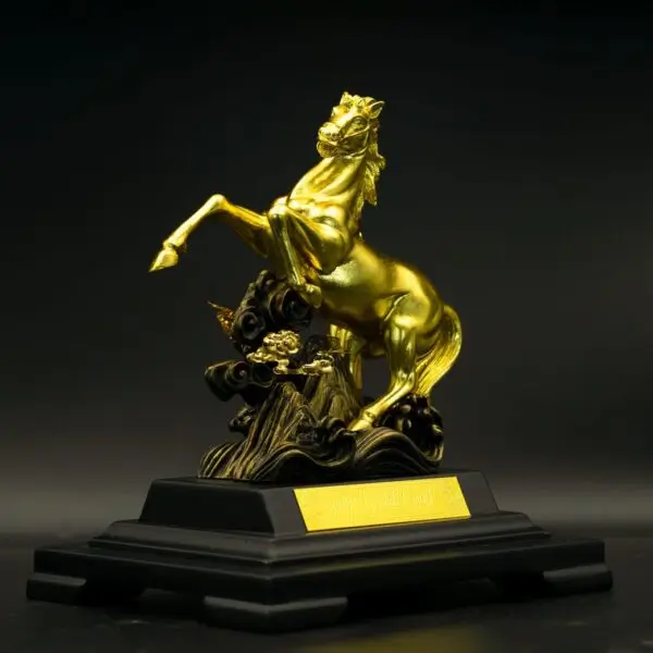 Tượng Ngựa dát vàng 24K “Mã đáo thành công” 