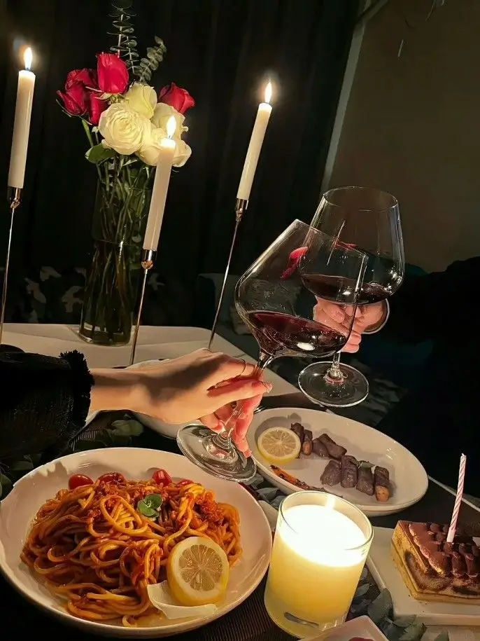 Quà tặng bạn trai: 20+ món quà ý nghĩa, dễ ghi điểm Buổi date tại nhà hàng sang trọng