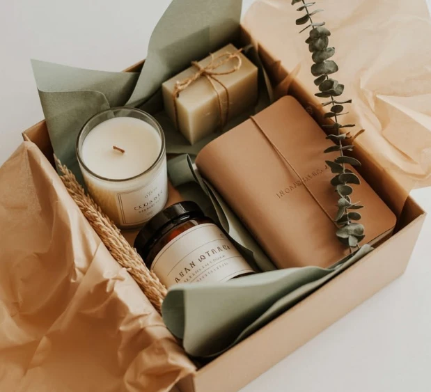 Gift box gồm sổ, nến thơm…