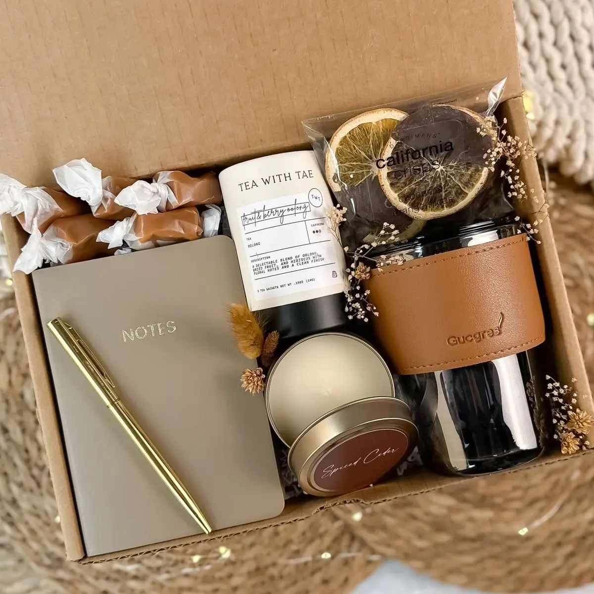 Gift set đơn giản gồm sổ, bút, cốc, nên và trà đơn giản mà sang trọng 
