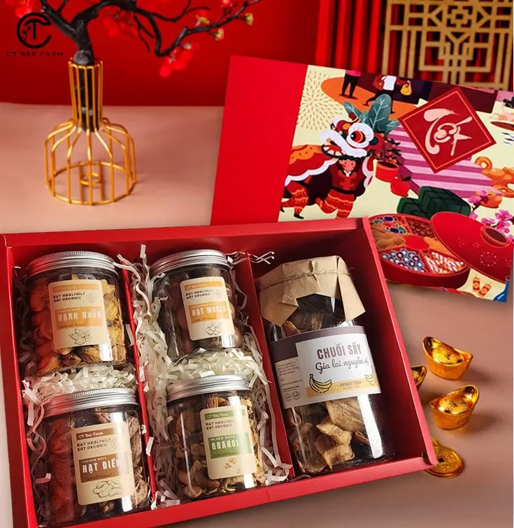 Hộp quà tết gồm các loại hạt và bánh 