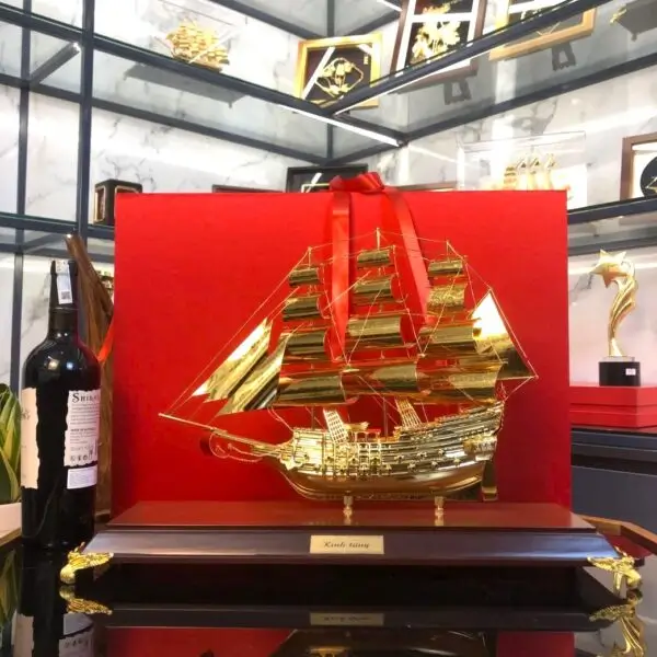Mô hình thuyền buồm mạ vàng 24K 