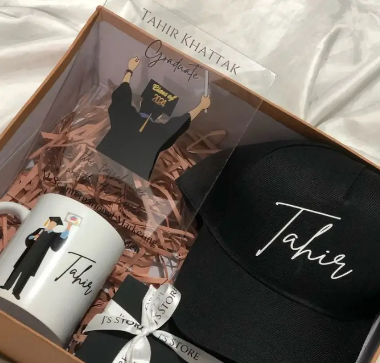 25+ Quà tặng tốt nghiệp ý nghĩa cho hành trình mới Gift box gồm cốc, ảnh, mũ và hộp bút thiết kế riêng