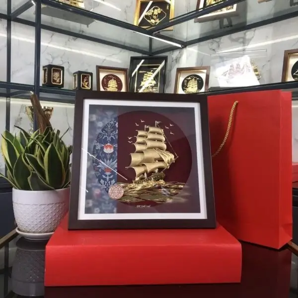 Tranh thuyền buồm thuận buồm xuôi gió dát vàng 