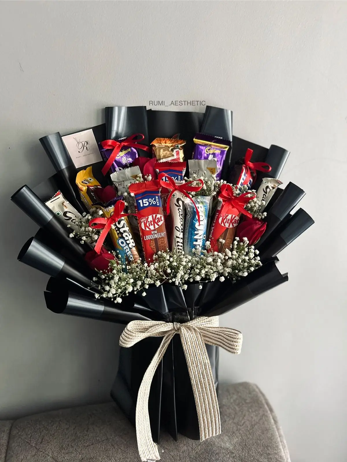 15+ quà tặng bạn gái ý nghĩa, tinh tế và dễ “ghi điểm” trong mọi dịp (2026) 4 bo hoa lam tu cac loai chocolate kem thiep