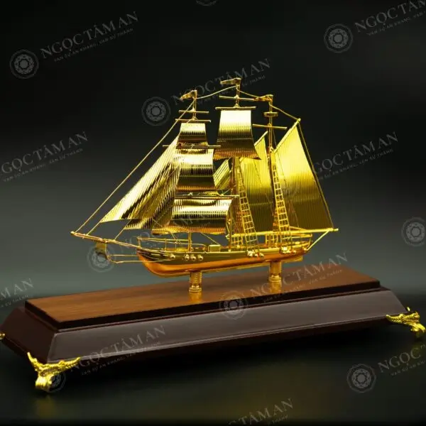 Mô hình thuyền buồm mạ vàng 24K cỡ trung - Ngọc Tâm An