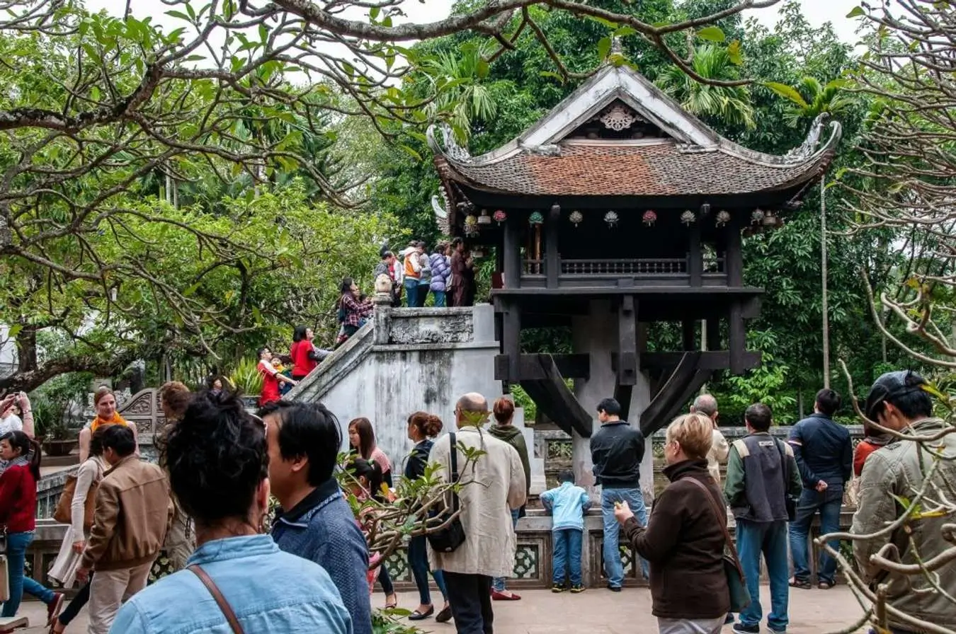 Giới thiệu về chùa Một Cột: Biểu tượng văn hóa nghìn năm của Hà Nội Du khách tham quan Chùa Một Cột