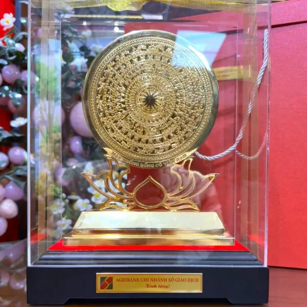 Trống đồng hoa sen mạ vàng 24K