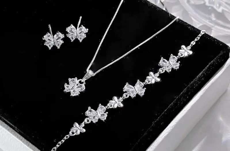 Bộ trang sức gồm vòng cổ, lắc tay và khuyên tai