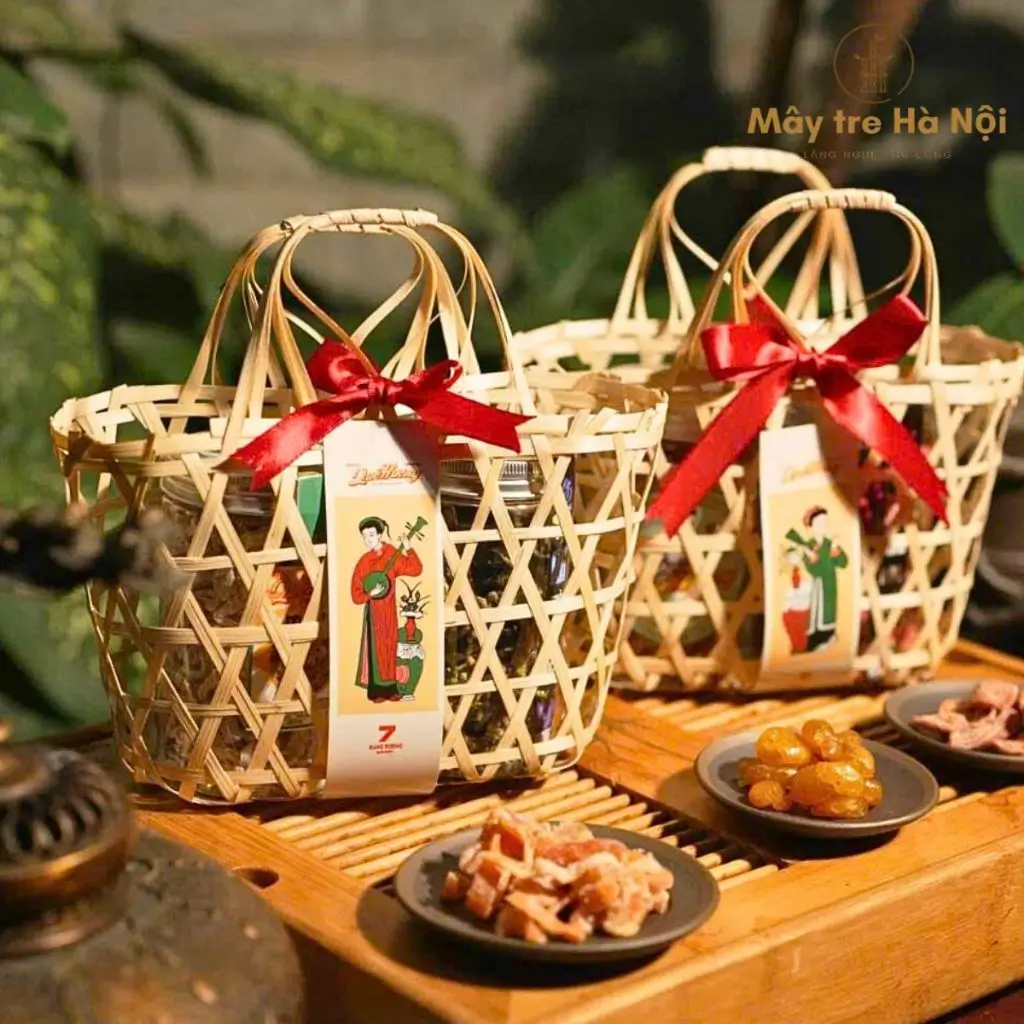 Giỏ quà gồm các loại hạt, bánh đặc sản các vùng miền