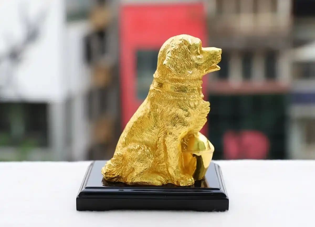 Tượng chó mạ vàng