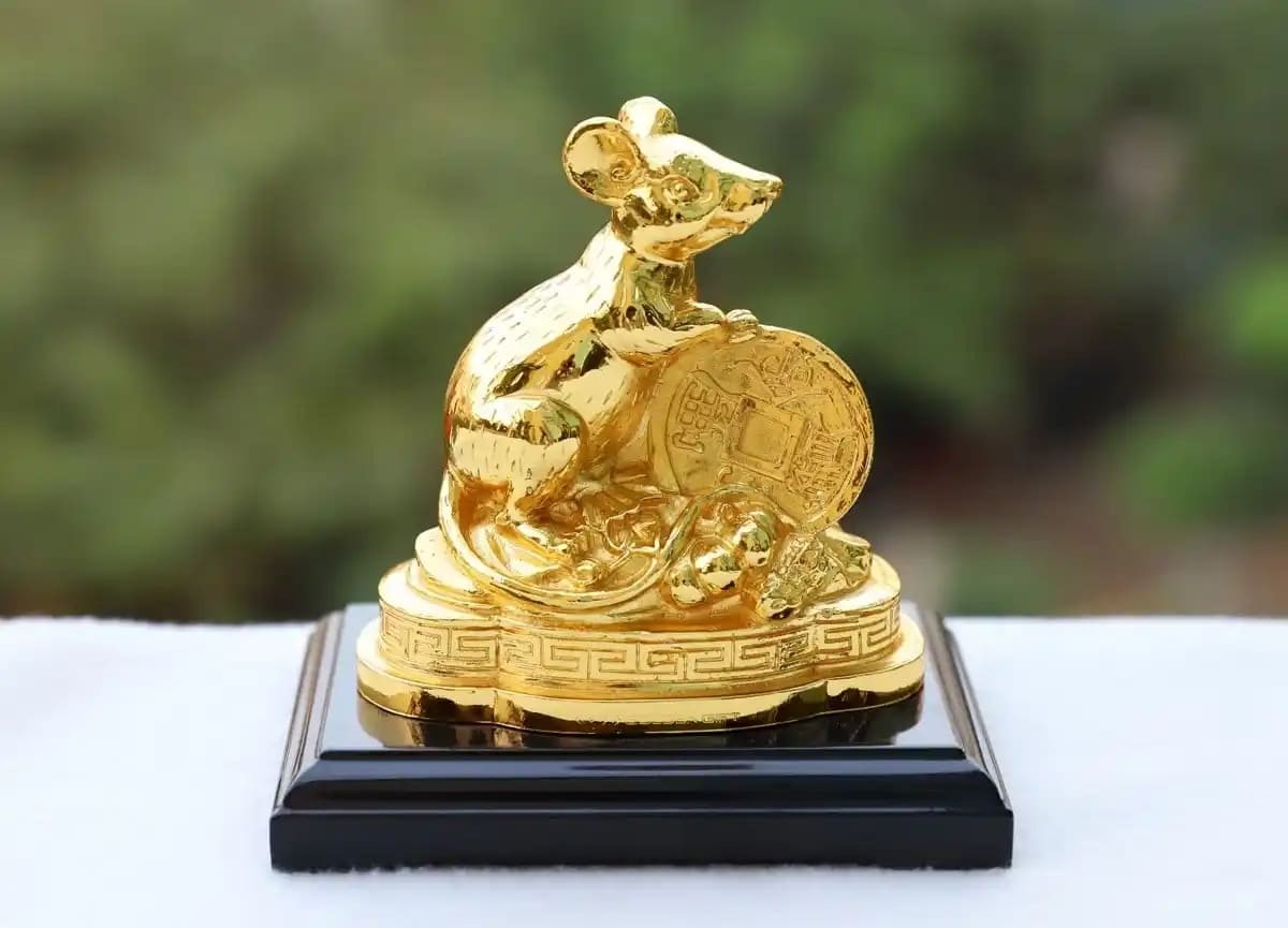 Tượng chuột mạ vàng