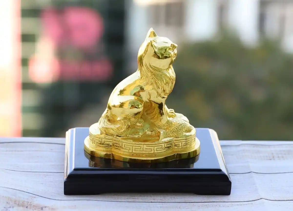 Tượng mèo mạ vàng
