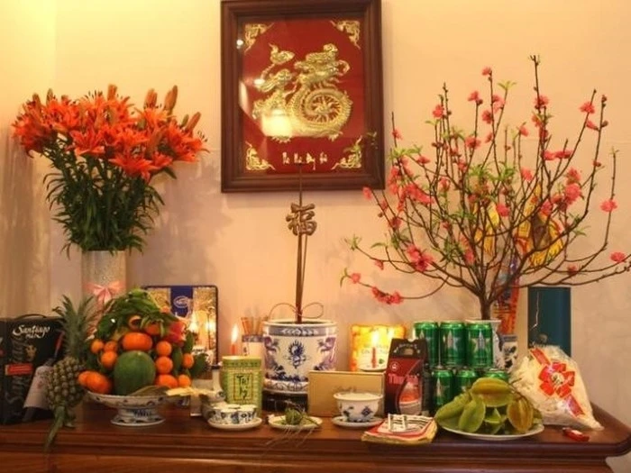 Sử dụng hoa tươi, trầu cau bày mâm ngũ quả 