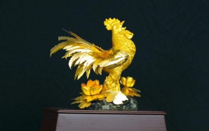 Tượng gà trống dát vàng