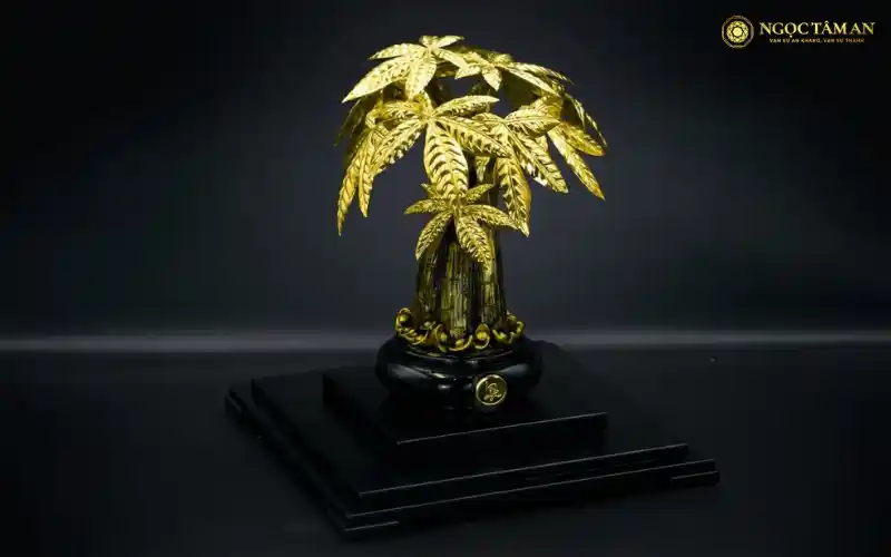 Cây kim tiền dát vàng 24K cũng được chọn để cầu chúc tài lộc đủ đầy, tiền vào như nước trong tháng mới.