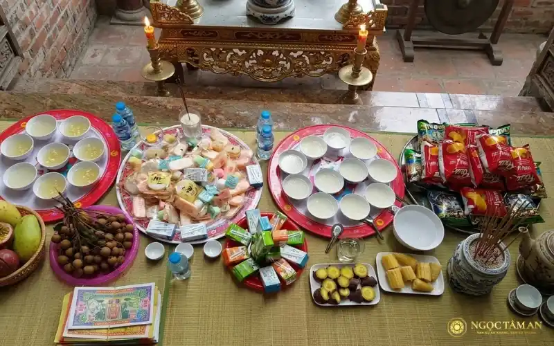 Mâm cúng thí thực cho vong linh trong tháng cô hồn