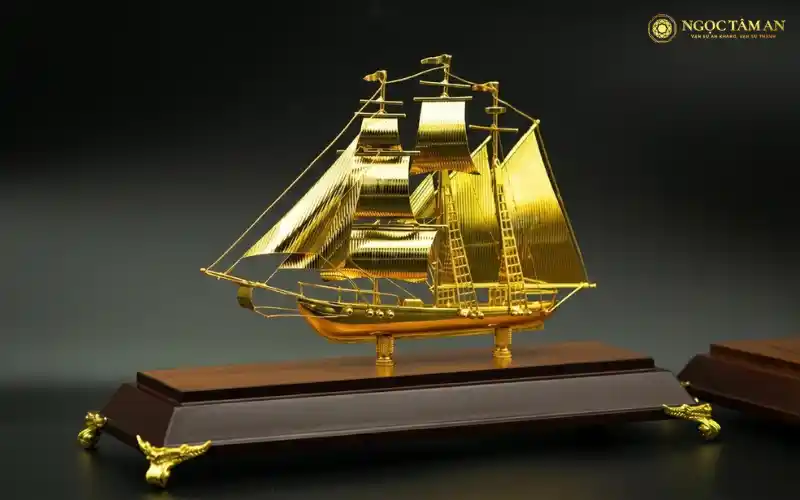 Mô hình thuyền buồm mạ vàng với ý nghĩa thuận buồm xuôi gió