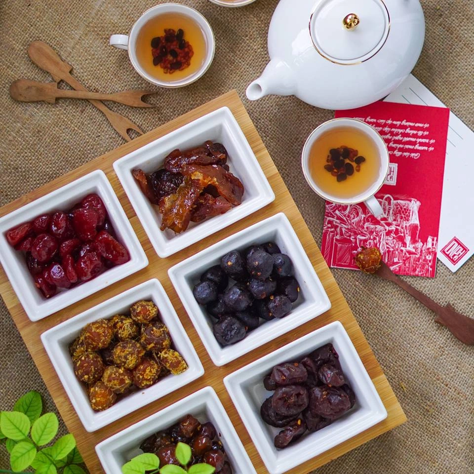 Đặc sản đóng gói: ô mai sấy, nho khô..