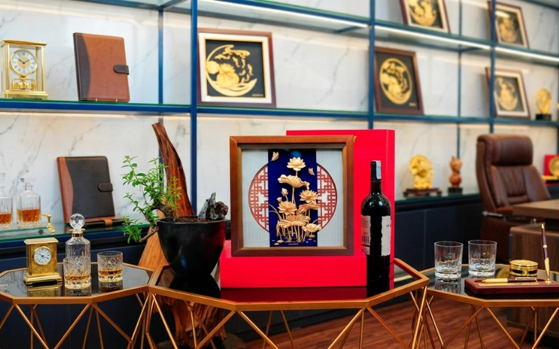 Tranh hoa sen phú quý mạ vàng