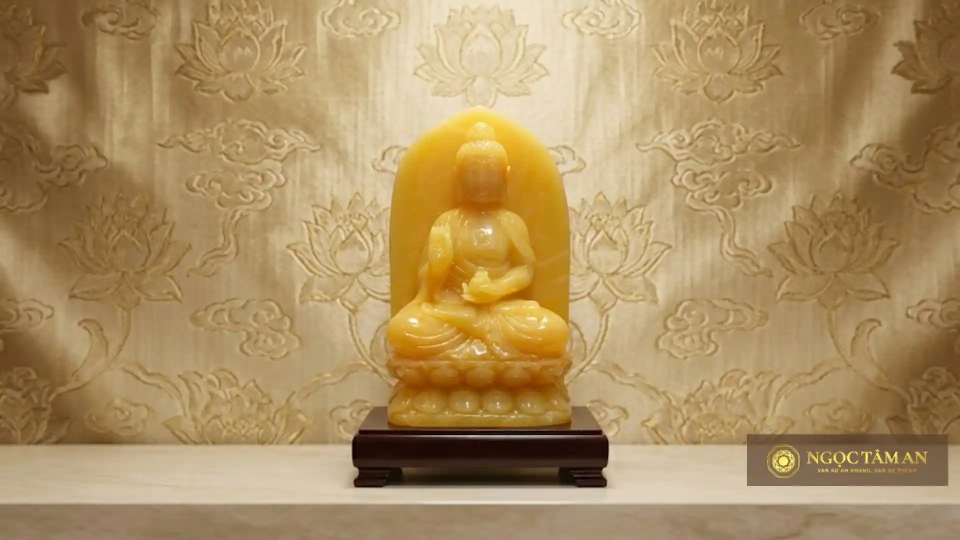 Người ta thường cầu nguyện trước tượng Phật A Di Đà để cầu bình an, sức khỏe, trường thọ cho gia đình