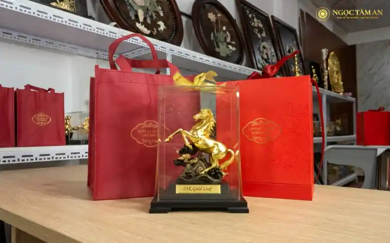 Vật phẩm phong thủy và tượng Ngựa mạ vàng hợp tuổi Ngọ