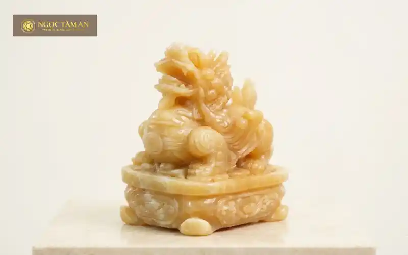 Tỳ Hưu Ngọc Hoàng Long – kiệt tác nghệ thuật phong thủy, được chế tác từ khối ngọc Hoàng Long nguyên khối, mang đến vẻ đẹp tự nhiên, sang trọng và quý phái