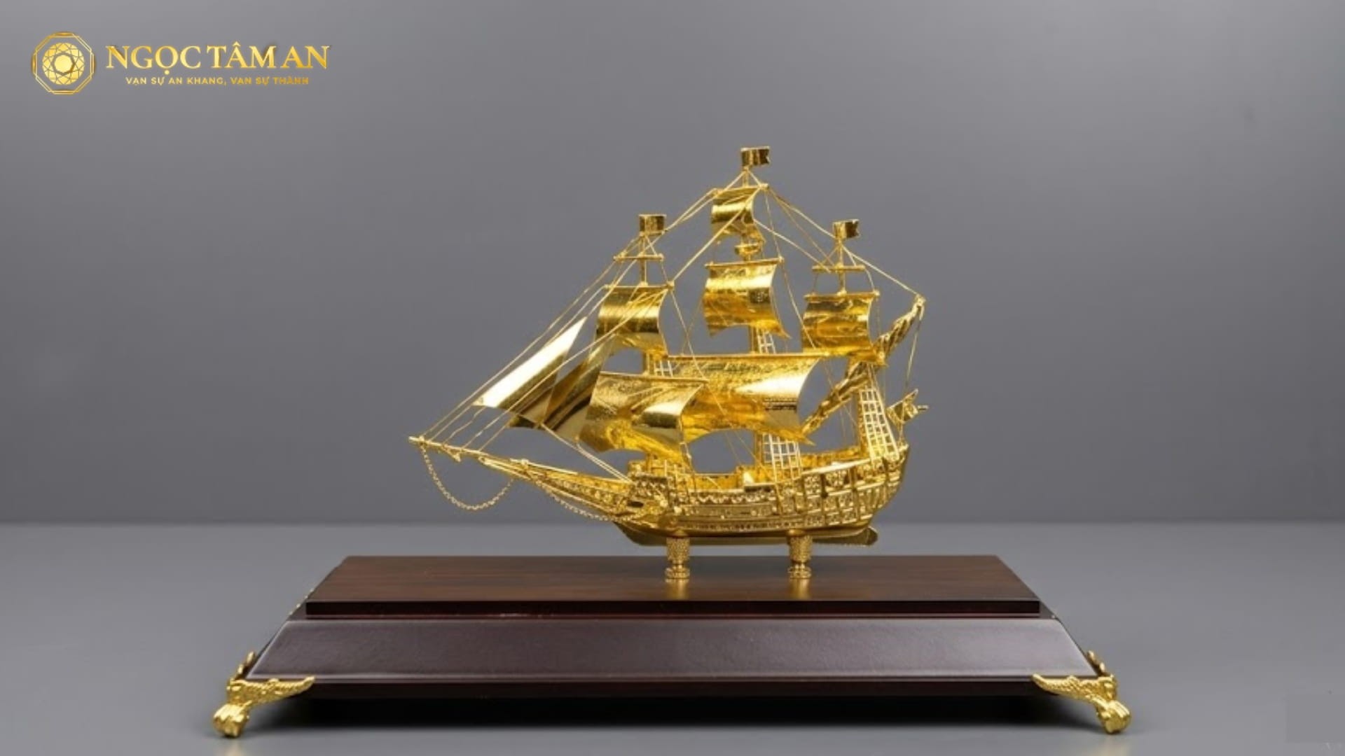 Trong văn hóa phương Đông, hình ảnh con thuyền căng buồm lướt sóng đã gắn liền với khát vọng chinh phục và thành công từ hàng trăm năm trước