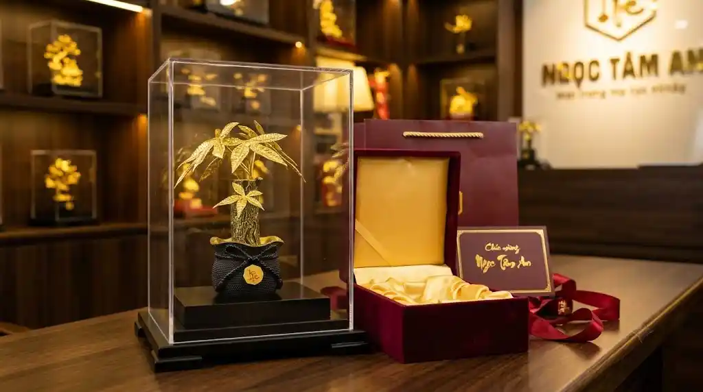 Cây Kim Ngân Chữ Lộc mạ vàng gửi lời chúc tài lộc sinh sôi cho gia chủ nhà mới.