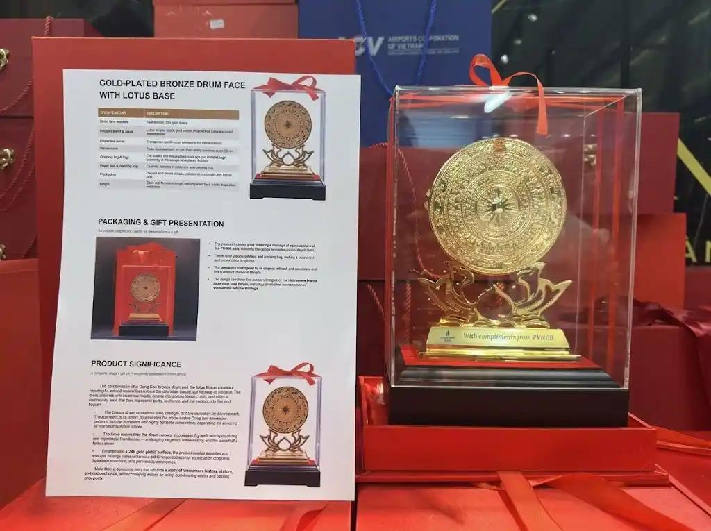 Mỗi sản phẩm đều kèm thẻ chứng nhận vàng 24K, giúp bạn yên tâm về giá trị món quà tân gia.
