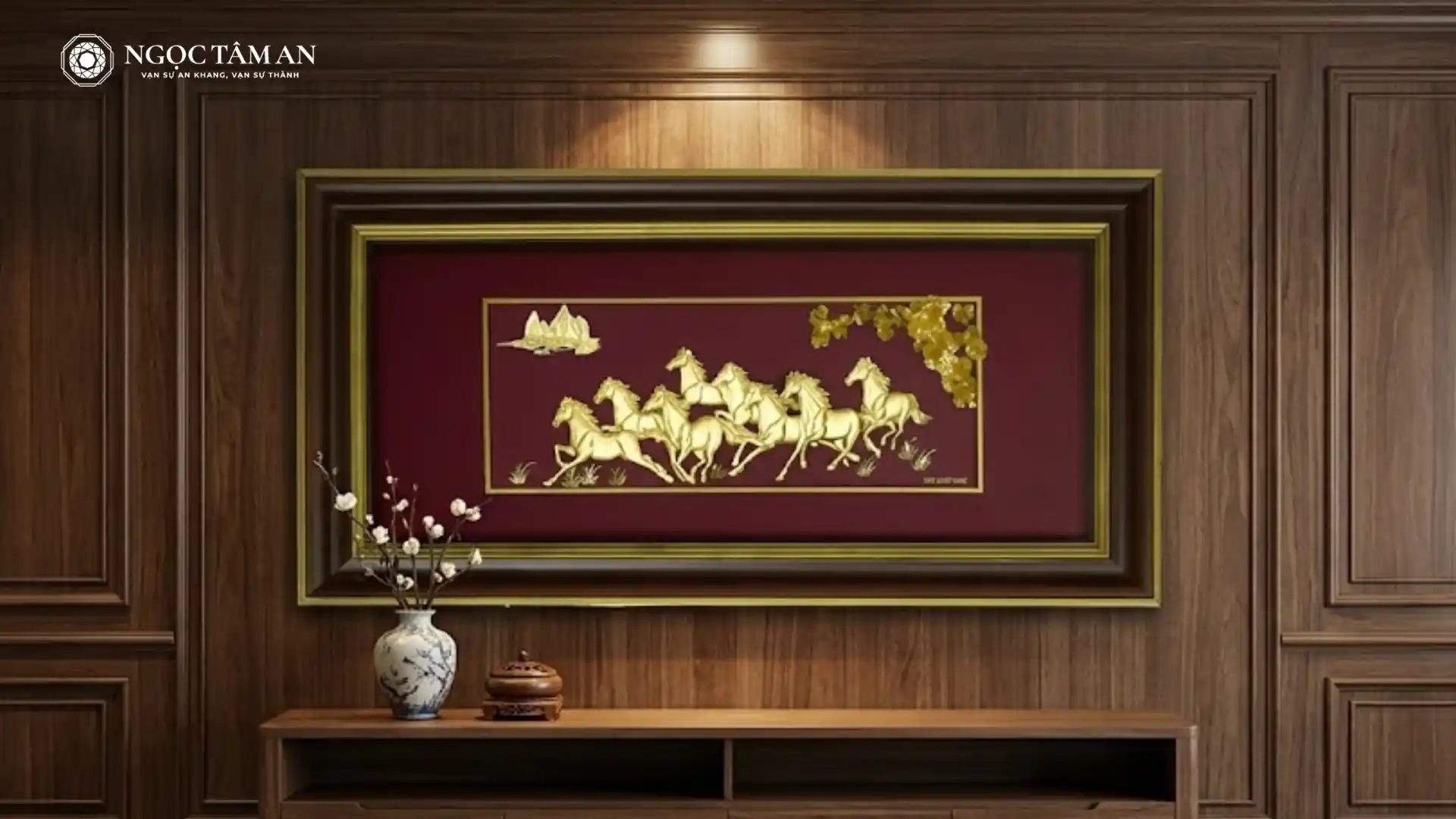 Tranh Bát mã truy phong dát vàng 24K tái hiện tám con ngựa phi nước đại – biểu tượng của sức mạnh, thành công và tài lộc hanh thông.