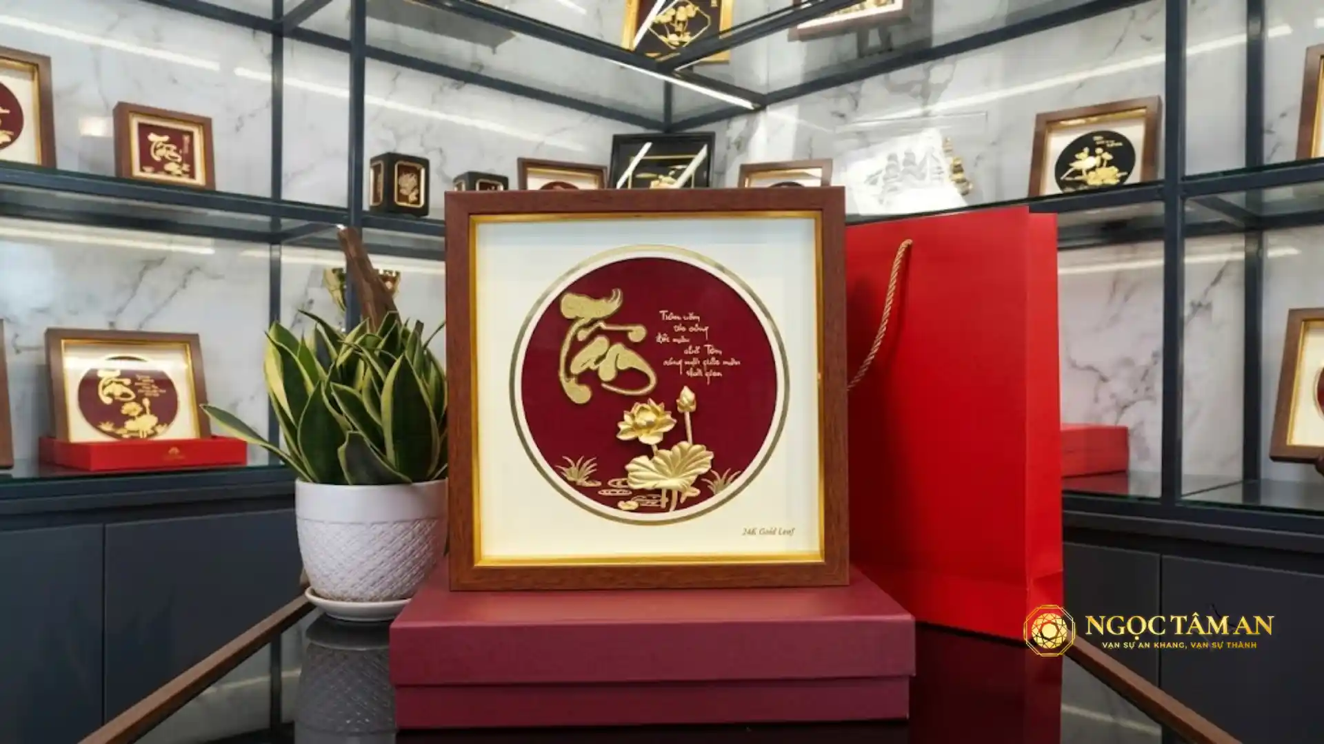 Tranh chữ Tâm hoa sen dát vàng 24K làm quà tặng 20-11 cho cô giáo