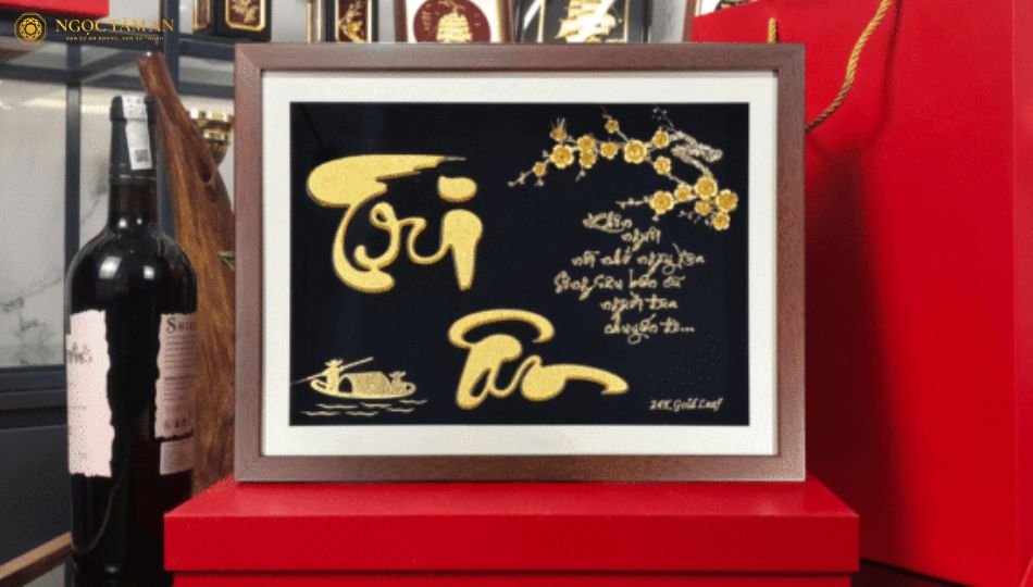 Tranh chữ “Tri Ân” dát vàng phù hợp để tặng thầy cô. Mang ý nghĩa uống nước nhớ nguồn (luôn nhớ đến người dậy dỗ và giúp đỡ mình trọng cuộc sống, học tâp…)