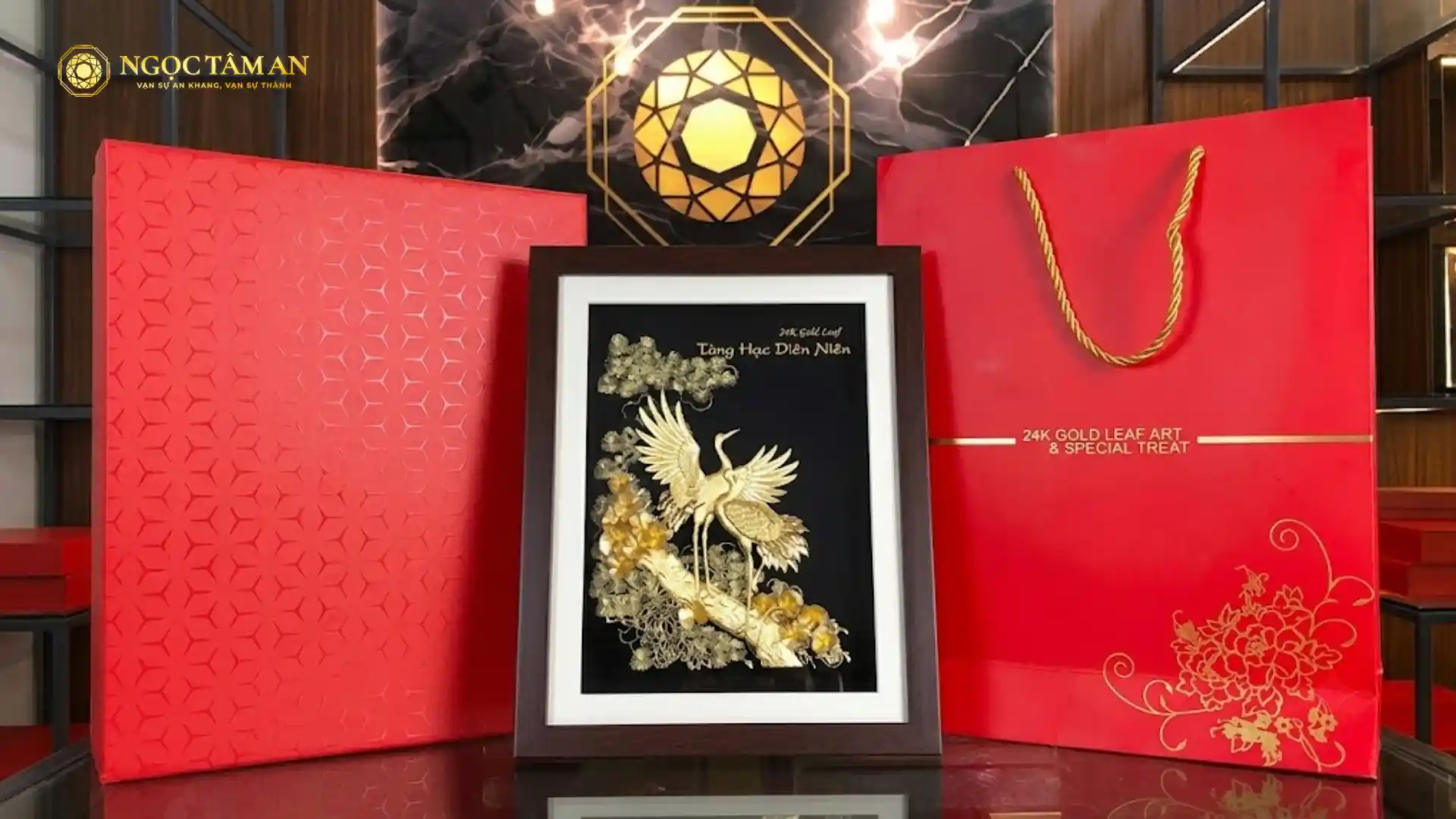 Tranh Tùng hạc diên niên tượng trưng cho sức khỏe dẻo dai và tuổi thọ, gửi lời chúc bình an cho gia đình.