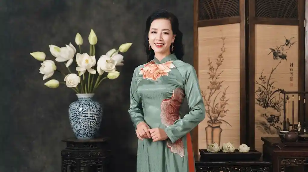 Áo dài, áo len hoặc khăn lụa hợp tuổi mẹ vừa ấm áp vừa lịch sự, mẹ có thể diện đi họp lớp, đi chùa hay dự tiệc