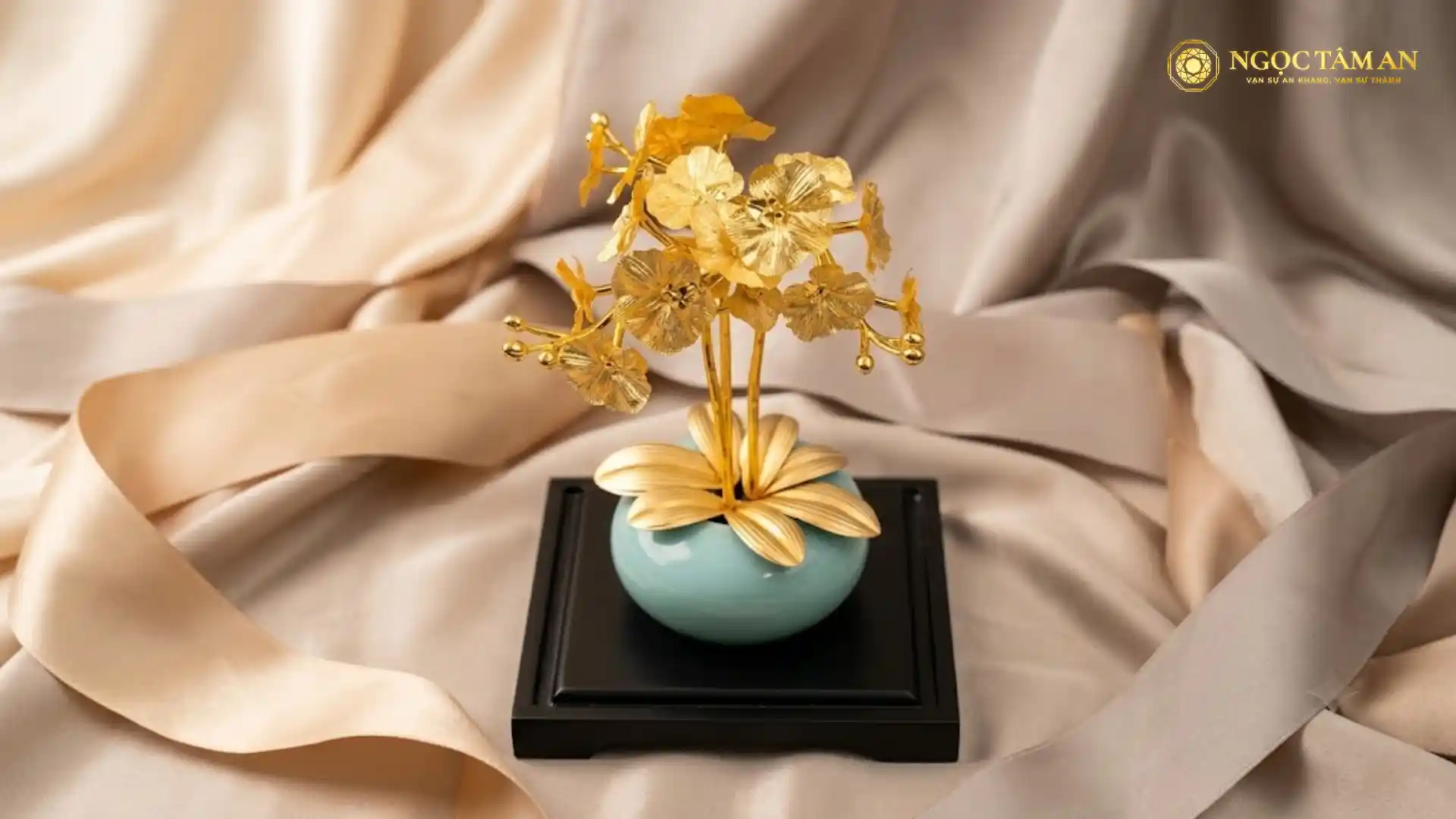 Chậu hoa lan dát vàng 24K, vật phẩm phong thủy hợp tuổi Kỷ Hợi mệnh Mộc