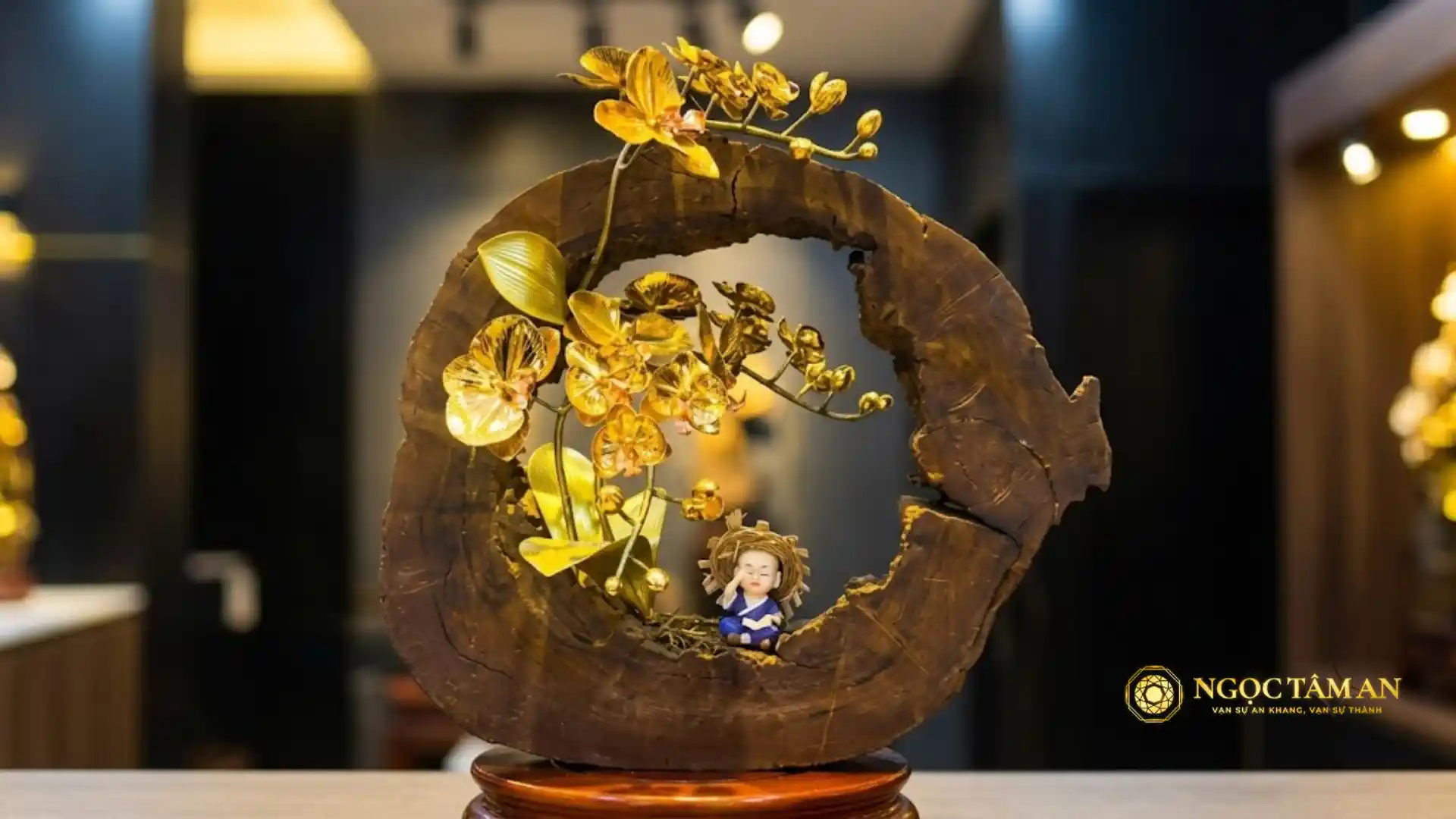 Hoa lan trong thân gỗ mạ vàng 24K làm quà 20/10 cho mẹ sang trọng, nổi bật