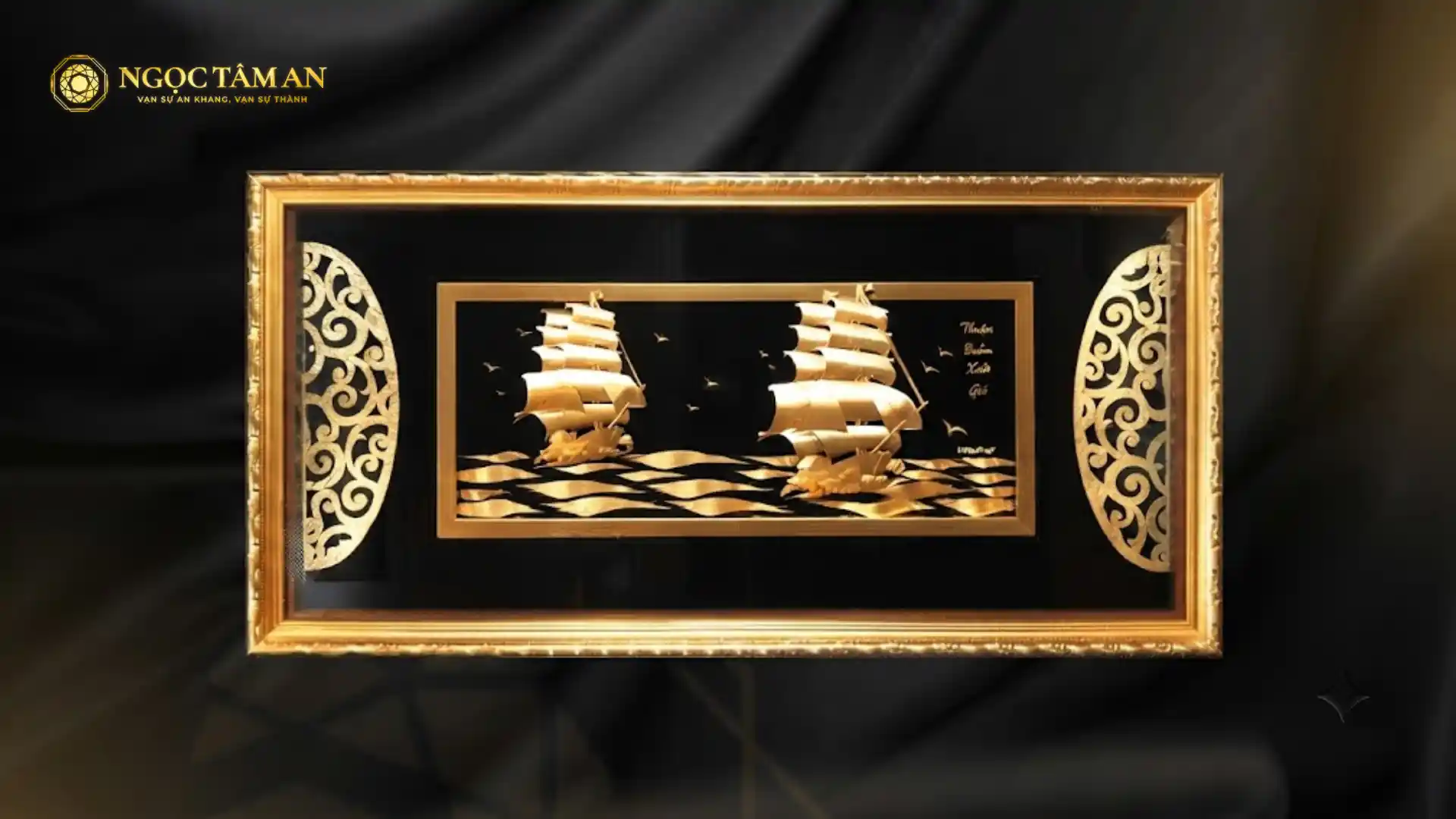 Tranh Thuận Buồm Xuôi Gió Dát Vàng 24K Nền Đen (42x81cm) của Ngọc Tâm An mang hình ảnh hai con thuyền cùng căng buồm, cùng rẽ sóng tiến về phía trước