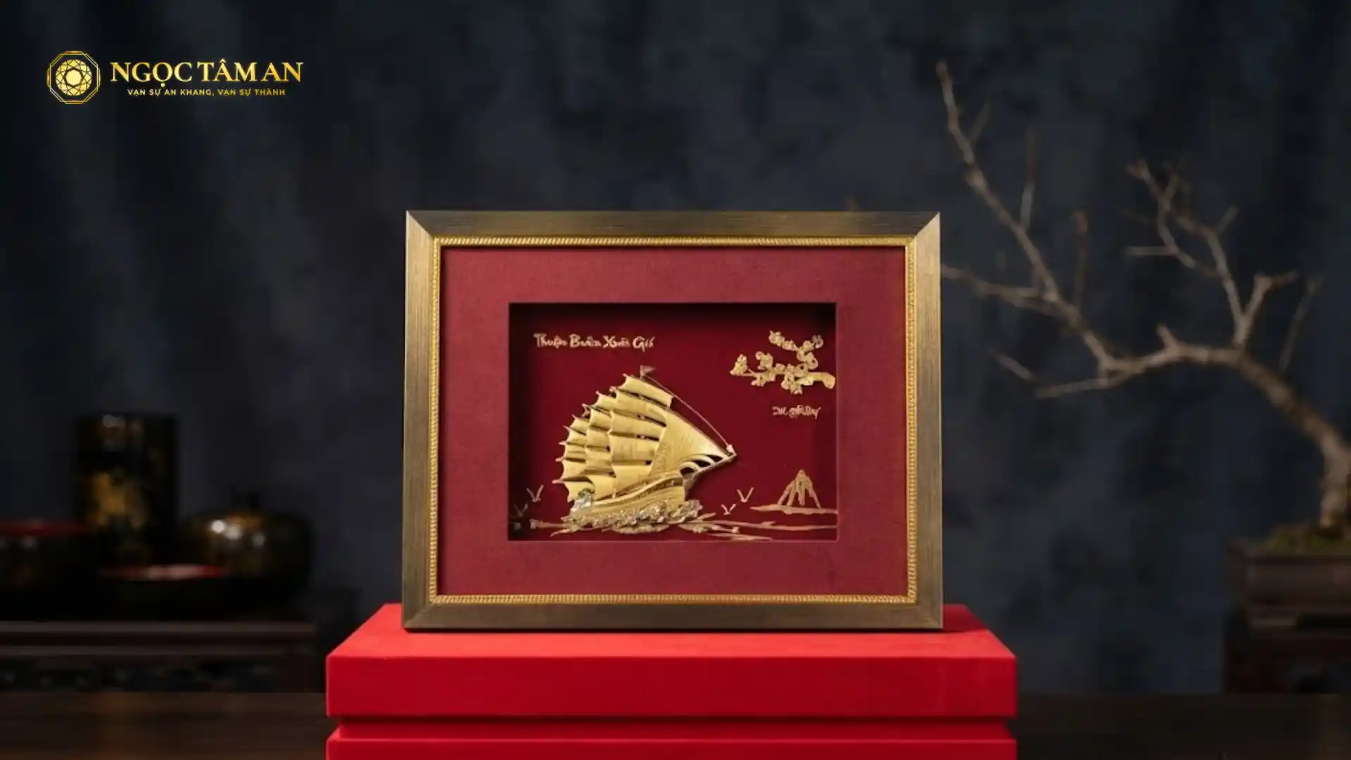 Tác phẩm Tranh thuyền Thuận buồm xuôi gió (30×39 cm) từ thương hiệu Ngọc Tâm An là mang đến giải pháp phong thủy hoàn hảo giúp gia chủ khai thông cung tài lộc, vững tay chèo trên thương trường