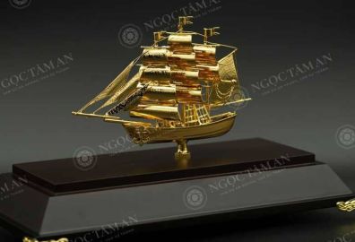 Mô hình thuyền buồm hợp mệnh